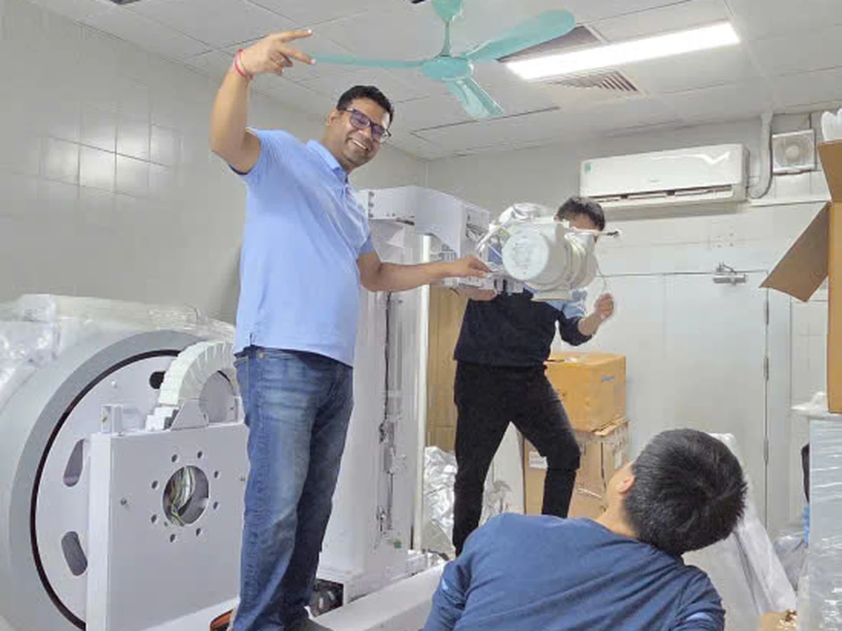 Kỹ sư Bắc Nam đang lắp đặt và sửa chữa hệ thống chẩn đoán hình ảnh tại bệnh viện